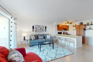 Image of Cozy ground-floor condo w\/community pool & furnished patio - walk to the beach