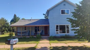 Image of Spacious four bedroom house -walking distance to Lake Superior \/ Washburn shops