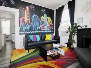 Image of Coaster Heaven ~ Mins to CP & SF ~ King\/WD\/Pet OK\/Kids Friendly\/Largest Mural
