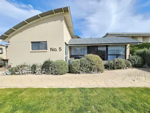 Image of No 5 - Pristine property with an ocean blue back drop