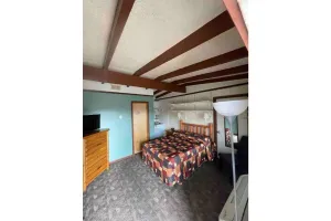 Image of Charming Standard Room with Lake Access 3
