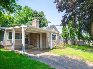 Image of Luxurious-Modern feel w\/ custom features - AC, short walk to the Beach and parks