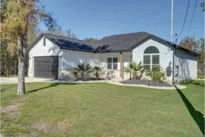 Image of Country feel in this open plan 3 bed\/2 bath home.