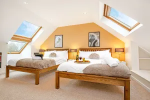 Image of Exquisite 7 Bedroom 5 Bathroom House - Over 1900 sqft - Close to City Centre with Free Parking, Fast W-Fi and SmartTVs by Yoko Property