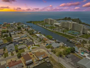 Image of Sea la vie Cozy waterfront home.