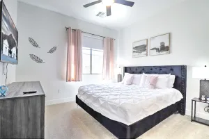 Image of Rooftop Views 》 Walkability》 Sleeps 4 》 King Bed!