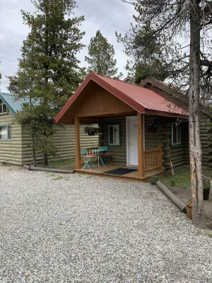 Image of Ol’ Cabin No. 12 - Cozy Updated Cabin perfect for 2