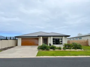 Image of Pitts Villa - Pets Welcome - Outside Only. Large, spacious and modern.