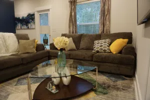 Image of COZY Lush 3-bedroom Townhouse★Mins to Beach★