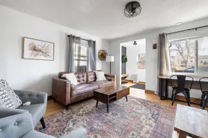 Image of 821 N7th Upstairs · Trendy Stay2- 3 bed1 bath, Close to Monument Arena