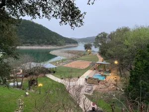Image of Lakefront\/Pool & Hot Tub\/NEW PICKLEBALL\/Sand Volley Ball\/4 acres