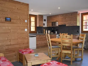 Image of Charmante grange rénovée, 4 pers, proche Pralognan, balcon, poêle à bois, randonnées et navette ski - FR-1-464-230