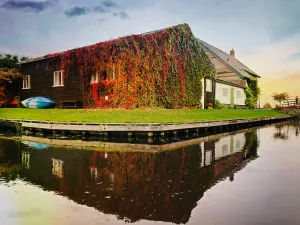 Image of Spend the night in the heart of Giethoorn on the village canal