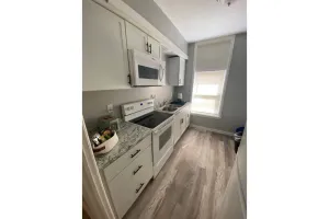 Image of Cozy apartment next to Fountain lake, hospital and downtown restaurants.