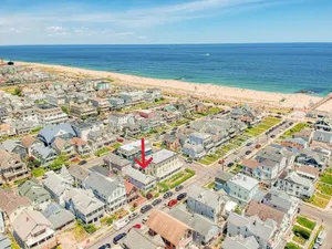 Image of 58 Broadway = Beautiful Victoria Beachhouse