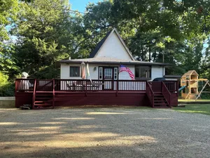 Image of 4BR \/ 2.5 BA Family friendly get away for lake fun, wedding, reunions, and more!