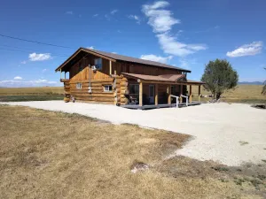 Image of Log Farmhouse, tranquility by Lone Pine - 6 mins from Downtown!