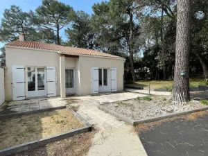 Image of Maison familiale au cœur des pins avec jardin, proche plage, animaux acceptés, 700m de la côte. - FR-1-22-363