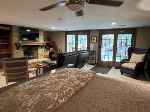 Image of Pristine Private Entry Studio with Gas Fireplace @ I-71 Polaris
