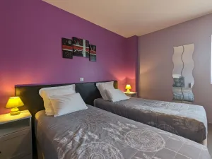Image of Chambre PMR avec Salle d'Eau Privative, Grande Lit, et Petit-Déjeuner Inclus in Neuvy-Saint-Sépulchre - FR-1-591-608