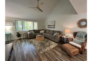 Image of Coastal theme\/wooded & large deck\/fenced-in yard