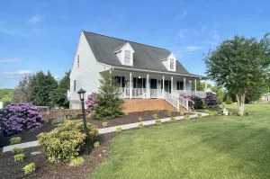 Image of GREAT LOCATION! Private and roomy 1 bdrm, bath & den