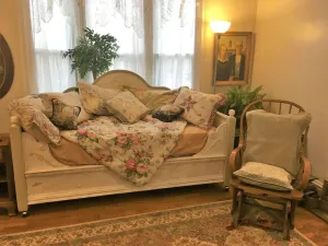 Image of Heart of Hillsdale, Kitchen, Wifi, Desk, Apartment with 2 Beds Close to College