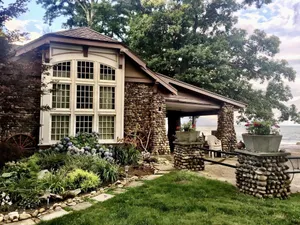 Image of Beachfront Historic home 2br\/1Ba apt. w\/  Steam Shower, WiFi, Netflix, Disney+