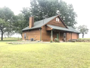 Image of Heartland Cabin Retreat~ King Bed ~ Room to Roam