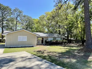 Image of Conveniently Located in Town - Near Hospital