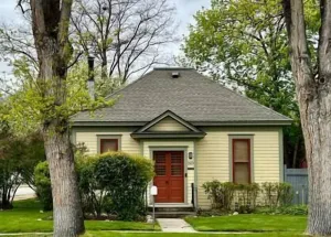 Image of Charming 2 bedroom, south side Hamilton home!