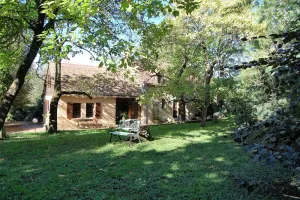 Image of XVIth century farmhouse 30 minutes from Le Mans and the race track.