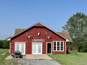 Image of Lodge with fishing & guided hunts available! Minutes from Tulsa & Grand Lake!