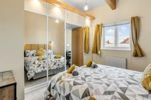 Image of Central Townhouse 2 bedr \/w fully equipped kitchen \/ washing machine & Parking- Ginger & Gold ltd