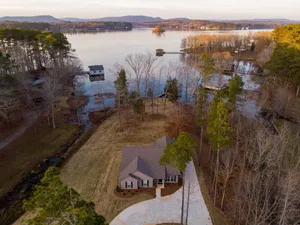 Image of 4 Bedroom 2 Bathroom Lake House Sleeps 10 on Lake Guntersville