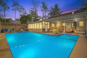 Image of Hot tub, pool, bbq, game room near downtown