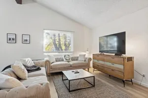 Image of Conveniently located, 4bd, 3bath, Vaulted ceilings