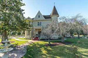 Image of Cute Queen In Mansion near Beach Monterey Carmel
