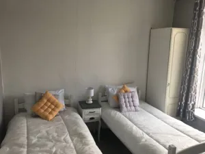 Image of Walk to the Beach! 2 bed Swansea Centre Flat Sleeps 6