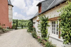 Image of Family and pet friendly cottage with lake view, garden and access to castle pool