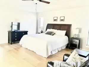 Image of Large 3 bed\/2 bath luxury home in central location!