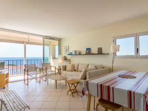 Image of Beautiful spacious apartment facing the pond - 2 bedrooms, parking, no WIFI