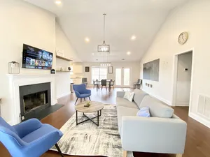 Image of 🌈 🏡Stylish & Cozy Vibes, Just Minutes from Road Atlanta💥