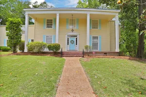 Image of Huge Historic 4BR House w\/  Patio, sleeps 12
