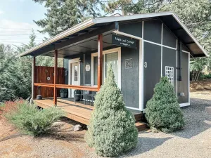 Image of Maple Leaf Cottage with Scenic Views at Maple Way Cabins