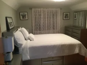 Image of Queenroom with shared bathroom, safe neighborhood .