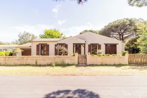 Image of Villa Entre-Deux-Mers. 4 bedrooms. Gatseau Beach