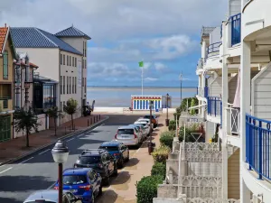 Image of Chatelaillon-Plage Centre-Ville: Apt 4 pers, balcon, parking, piscine, wifi - FR-1-706-21