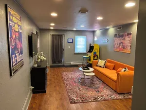 Image of Discover Ohio charm near caverns - 7 min, “Friends” Joey & Chandlers apt