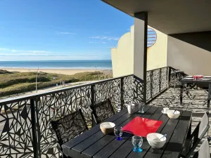 Image of Appartement Moderne 2 Chambres avec Terrasse et Vue Imprenable à 50m de la Plage - FR-1-323-234